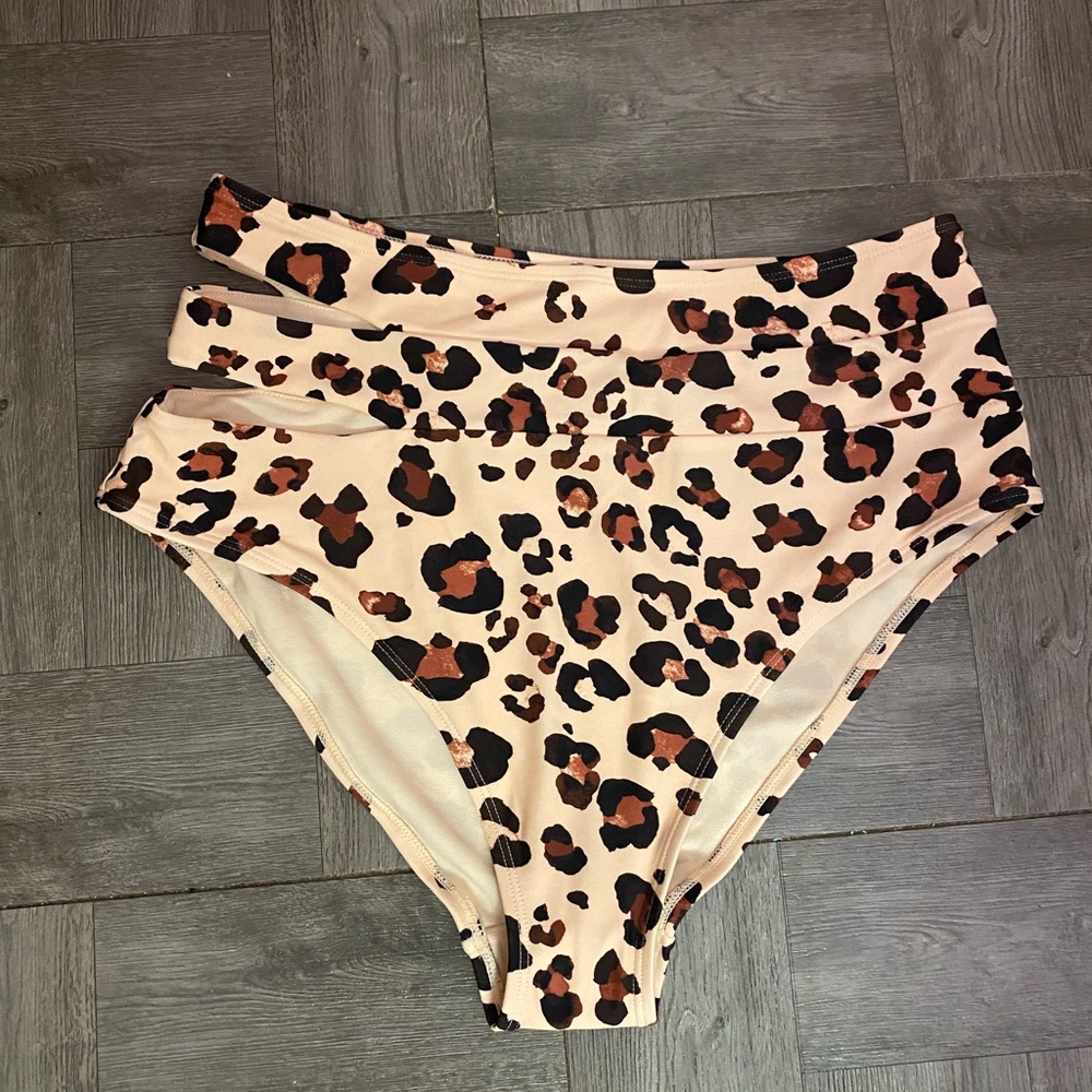 Demi High Waisted Bikini Bottom, size Large